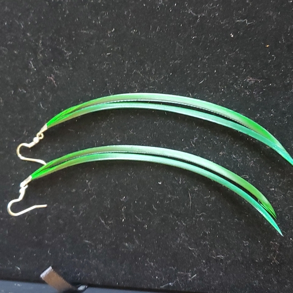 Dyed Green Feather 🪶 Earrings - Picture 3 of 6